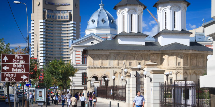 Atac sângeros la o șaormerie din București. Un vânzător a fost înjunghiat de un client și a ajuns la spital cu răni grave