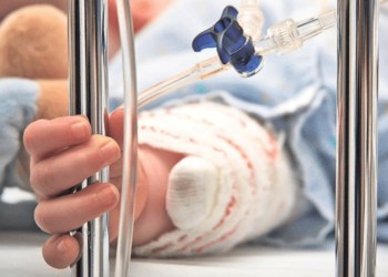 O fetiță a ajuns la spital cu arsuri grave. A vărsat peste ea o cană cu ceai fierbinte