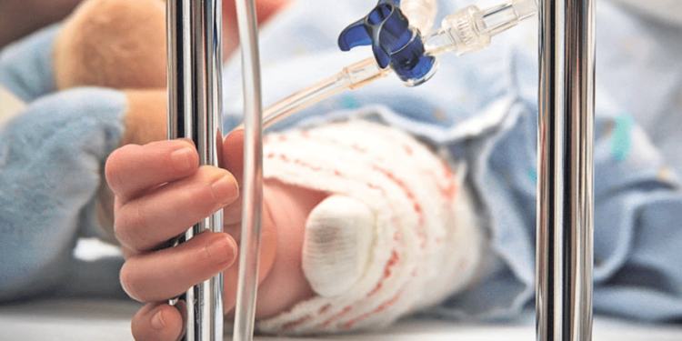 O fetiță a ajuns la spital cu arsuri grave. A vărsat peste ea o cană cu ceai fierbinte