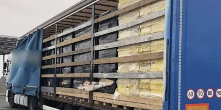 Moldovean, la volanul unui camion românesc, prins în Franța cu țigări în valoare de €6 mln