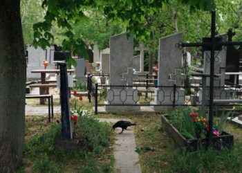 O datorie morală față de cei dragi: În ciuda ploilor, oamenii oricum merg să facă ordine în cimitire, în ajunul Paștelui Blajinilor | VIDEO