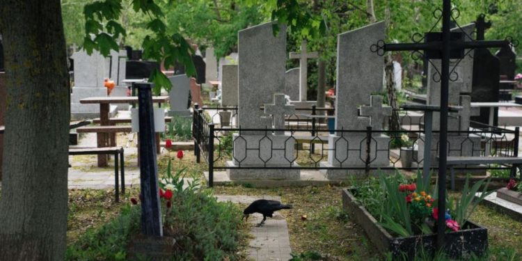 O datorie morală față de cei dragi: În ciuda ploilor, oamenii oricum merg să facă ordine în cimitire, în ajunul Paștelui Blajinilor | VIDEO