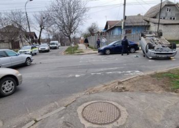 Ghinion pentru un șofer: S-a răsturnat cu mașina, într-o intersecție din capitală | FOTO/VIDEO