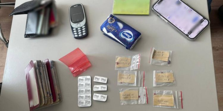 Doi cetățeni străini au vrut să treacă frontiera fără să declare 6 pietre prețioase: Fiecare ar valora 13 mii dolari