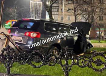 A distrus aleea abia renovată: Un șofer a intrat în viteză pe bd. Grigore Vieru, a distrus gardul și bordura, apoi a fugit