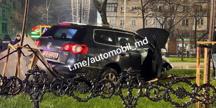 A distrus aleea abia renovată: Un șofer a intrat în viteză pe bd. Grigore Vieru, a distrus gardul și bordura, apoi a fugit