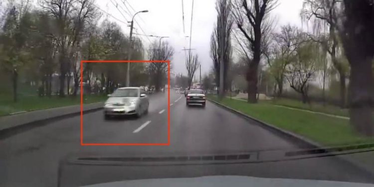 Șoferul Toyotei, surprins de o cameră de bord cum merge cu viteză mare, cu doar câteva clipe înainte de impactul cu troleibuzul