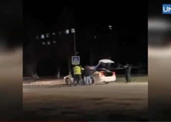 „Ia ce „shodkă”!” Altercații nocturne la Ungheni: Un șofer supărat și amicul său au sărit cu pumnii la polițiști. Oamenii legii, nevoiți să folosească gaze lacrimogene