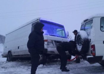Nămeți ca în plină iarnă, la nord: Polițiștii de frontieră au intervenit pentru a scoate mașinile blocate în zăpadă | FOTO