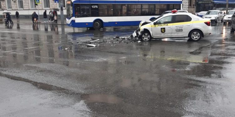 O mașină de poliție a lovit o ambulanță, în centrul capitalei