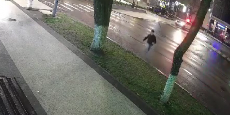 Șoferul care a distrus aleea Grigore Vieru și a fugit, identificat. Momentul accidentului, surprins video