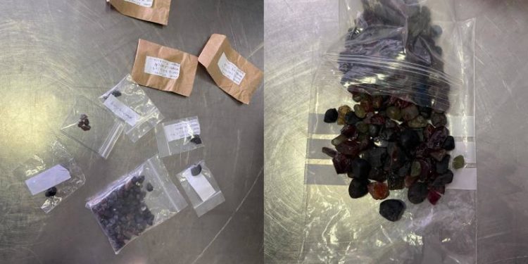 „Comoara” a rămas la vamă: Un cetățean străin s-a pornit în Ucraina cu pietre prețioase, nedeclarate