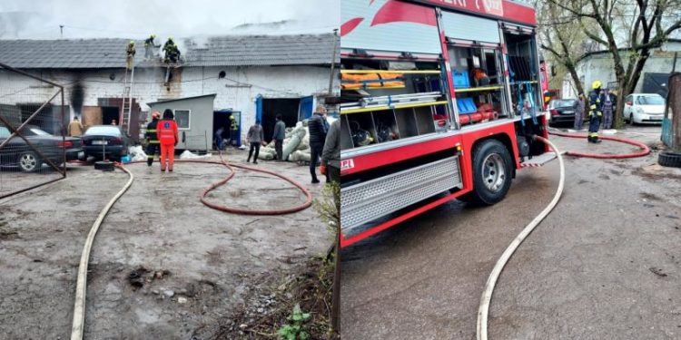 Incendiu la un depozit de saltele: Patru echipaje de pompieri, la fața locului