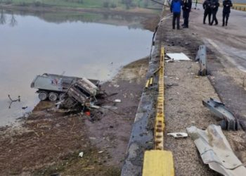 Un camion a căzut de pe un pod, după ce şoferul a pierdut controlul asupra volanului: Bărbatul, spitalizat