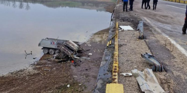 Un camion a căzut de pe un pod, după ce şoferul a pierdut controlul asupra volanului: Bărbatul, spitalizat