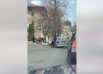 Bătaie în trafic între un șofer de BMW și un pieton, chiar în fața Catedralei din Chișinău | VIDEO