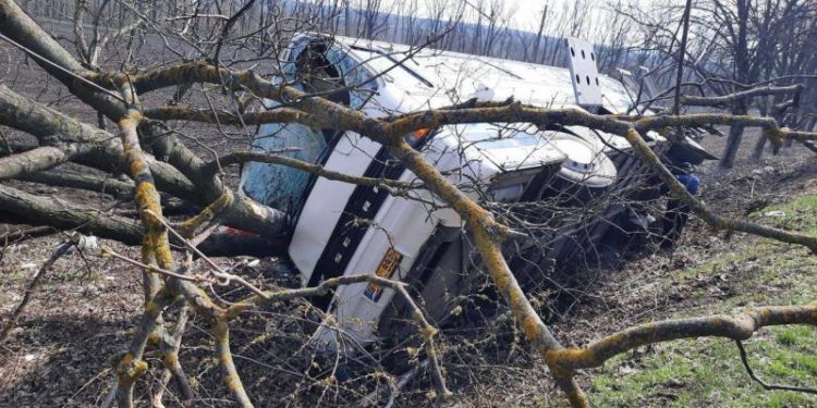 Un autocar de pe ruta Chișinău-Kiev a ajuns într-un șanț, la Drochia: Nouă persoane, transportate la spital | FOTO