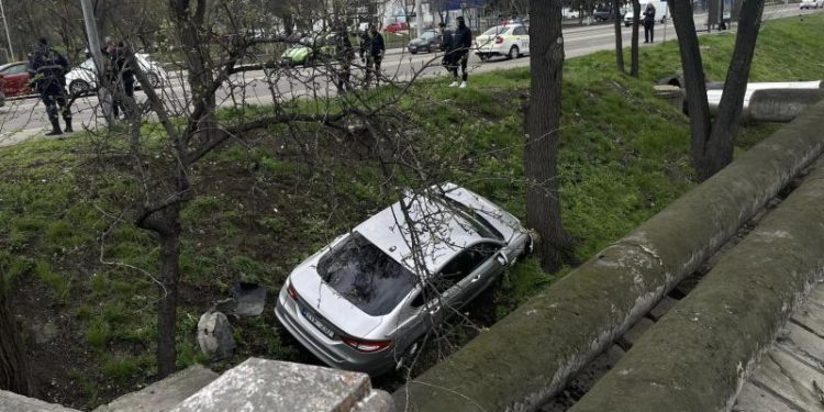 Cât pe ce să ajungă în râul Bîc: Un Ford, aruncat într-un șanț, după ce a fost lovit violent de o Toyota | FOTO