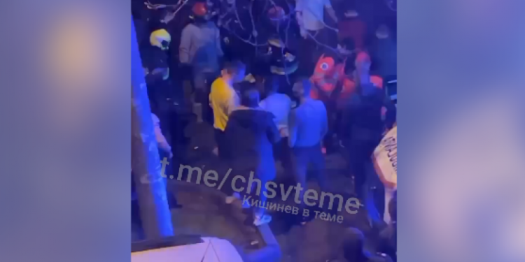 Momentul în care un băiat de 19 ani cade dintr-un copac, după miezul nopții: Tânărul, transportat la spital | VIDEO