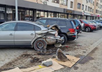 Șase dintr-o lovitură: Un automobil, lovit violent de altul, a fost proiectat în patru mașini, parcate pe Alba Iulia. Un copil de 15 ani, spitalizat