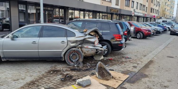 Șase dintr-o lovitură: Un automobil, lovit violent de altul, a fost proiectat în patru mașini, parcate pe Alba Iulia. Un copil de 15 ani, spitalizat