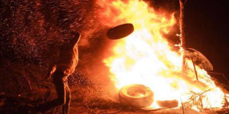 Fără rug în noaptea de Paști. Arderea anvelopelor este interzisă: Ce amenzi riscă persoanele care le vor organiza