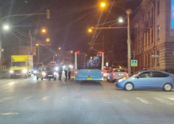 O maşină și un autobuz cu pasageri s-au tamponat la o intersecție din capitală. Șoferița a avut nevoie de îngrijiri medicale | FOTO