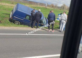Accident la Telenești: O mașină a derapat de pe șosea și a zburat într-un șanț