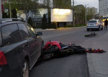 Două mașini și o motocicletă s-au lovit violent într-o intersecție: Bărbatul de la ghidon, spitalizat | FOTO