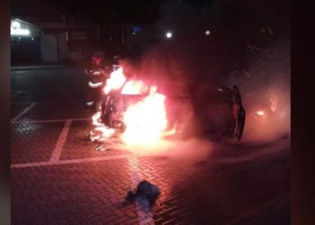 Tragedie în noaptea Învierii: Un bărbat a ajuns la spital cu arsuri, după ce mașina în care a adormit cu o lumânarea aprinsă a fost cuprinsă de flăcări