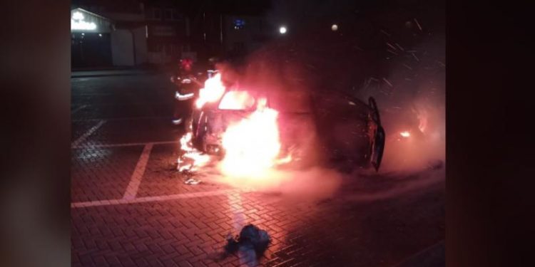 Tragedie în noaptea Învierii: Un bărbat a ajuns la spital cu arsuri, după ce mașina în care a adormit cu o lumânarea aprinsă a fost cuprinsă de flăcări