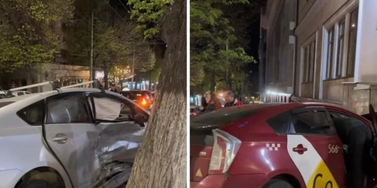 O Toyota s-a ciocnit cu un taxi în capitală: O femeie, transportată la spital