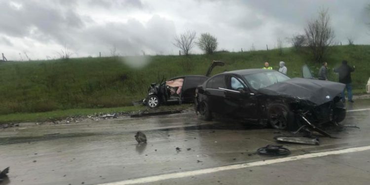 Un BMW și o Honda, făcute zob, după ce s-au ciocnit violent, lângă Băcioi: Șoferii şi o pasageră minoră, spitalizați | FOTO/VIDEO