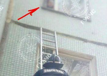 Singuri acasă, la un pas să cadă de la înălțime: Doi frați, de 2 și 4 ani, salvați de pompieri