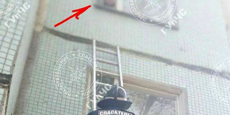 Singuri acasă, la un pas să cadă de la înălțime: Doi frați, de 2 și 4 ani, salvați de pompieri