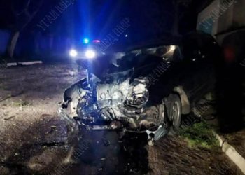 A trântit mașina într-un copac, a lăsat-o și a fugit de la locul accidentului. Dimineața, șoferul s-a răzgândit şi a venit la poliție să-și recunoască vina | FOTO