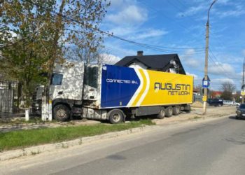 A ajuns cu TIR-ul în gardul Academiei de Poliție: Un șofer a pierdut controlul volanului și a urcat cu vehiculul pe acostament | VIDEO