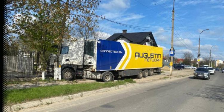 A ajuns cu TIR-ul în gardul Academiei de Poliție: Un șofer a pierdut controlul volanului și a urcat cu vehiculul pe acostament | VIDEO