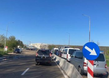 Cozi la vama Leușeni-Albița: Zeci de mașini așteaptă să intre în România