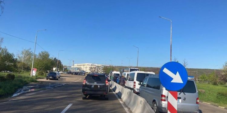 Cozi la vama Leușeni-Albița: Zeci de mașini așteaptă să intre în România