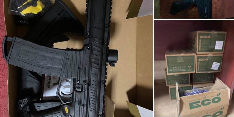 Cu o armă paintball și nouă cutii cu bile ascunse în cabina TIR-ului, a vrut să intre în Moldova. Șoferul unui camion, oprit de vameși