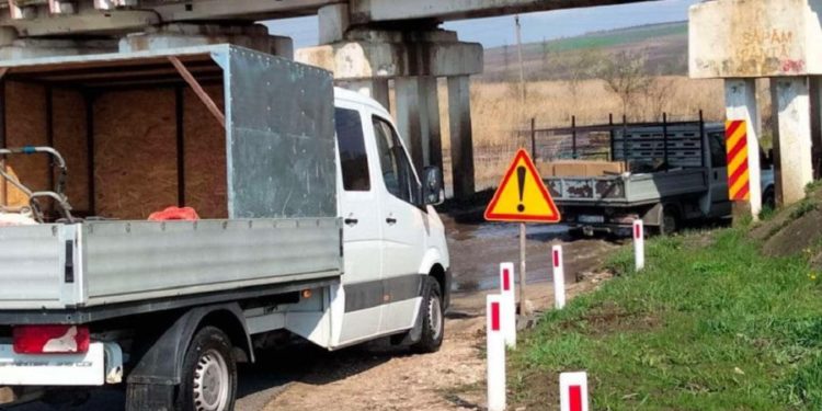 Râul Bîc s-a revărsat și a inundat drumul din Strășeni. Atenționarea autorităților