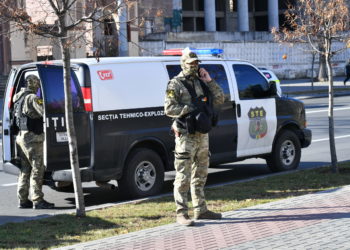 A lansat 5 alerte false cu bombă pentru a tergiversa ședințele de judecată. Suspecta de 18 ani – reținută | VIDEO