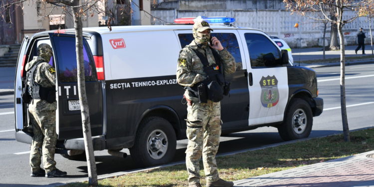 A lansat 5 alerte false cu bombă pentru a tergiversa ședințele de judecată. Suspecta de 18 ani – reținută | VIDEO