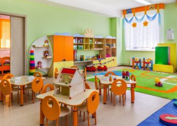 Trei copii, impuși să se dezbrace în pielea goală pentru că au refuzat să doarmă. Educatoarea: „A fost o glumă” | VIDEO