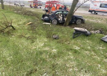 O familie, cu 2 minori la bord, a ajuns cu Mercedesul în copac: Toți, spitalizați