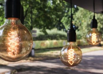 Moldovenii de la nord plătesc cu 59 de bani mai mult pentru lumină decât ceilalți: Care sunt cauzele, explică ANRE