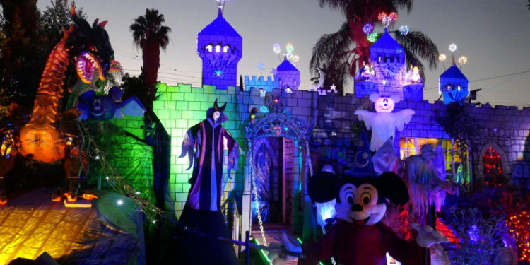 Momentul în care un dragon uriaş ia foc şi arde ca o torţă în timpul unui spectacol de la Disneyland, în California