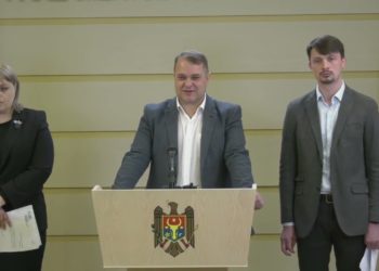 Alexandr Nesterovschi și Irina Lozovan au prezentat proiectul de lege prin care propun ca limba rusă să devină limbă oficială în Moldova | VIDEO