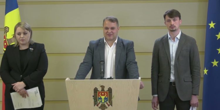 Alexandr Nesterovschi și Irina Lozovan au prezentat proiectul de lege prin care propun ca limba rusă să devină limbă oficială în Moldova | VIDEO